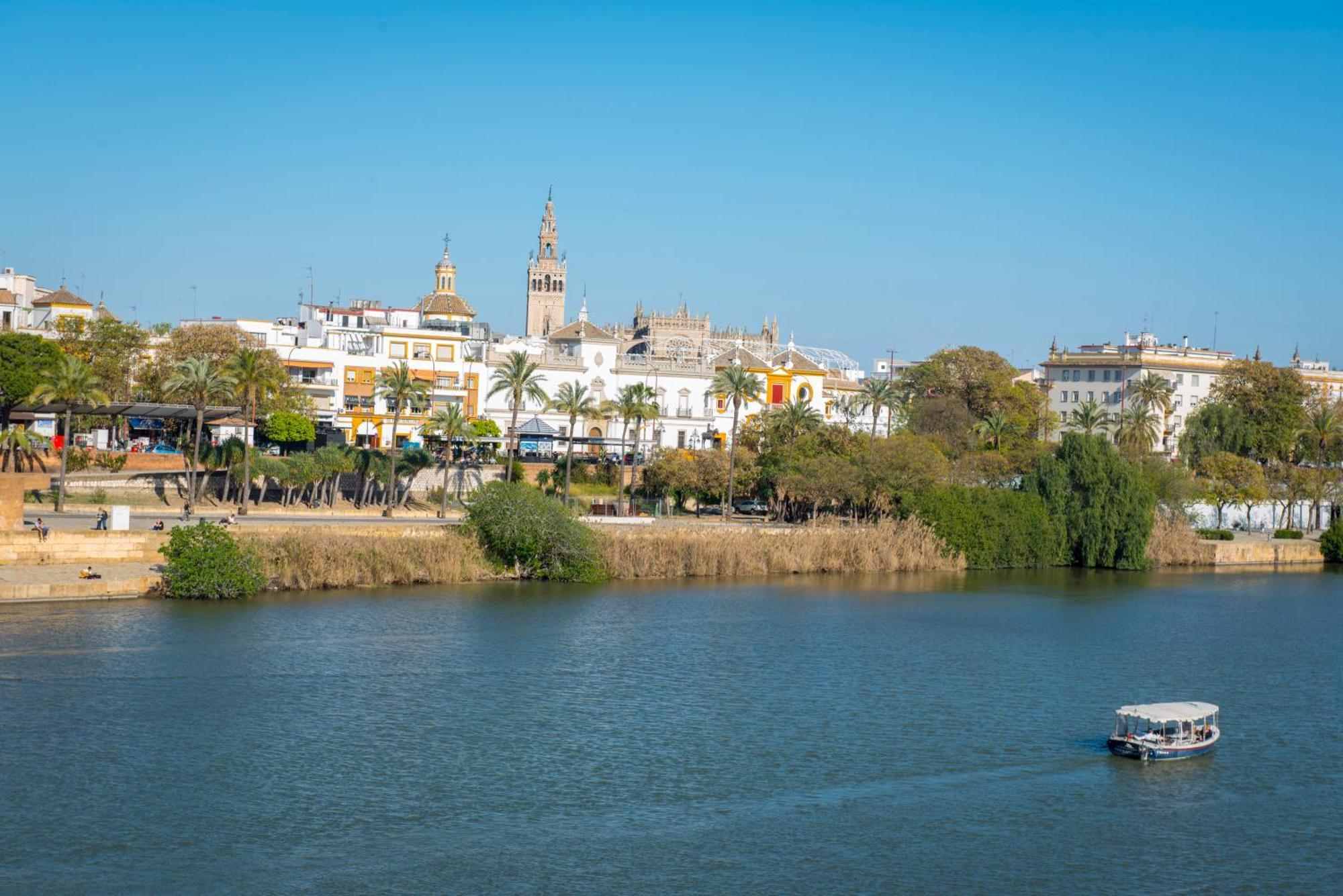 Apartamentos Luxury Puente De Triana Seville Exterior photo
