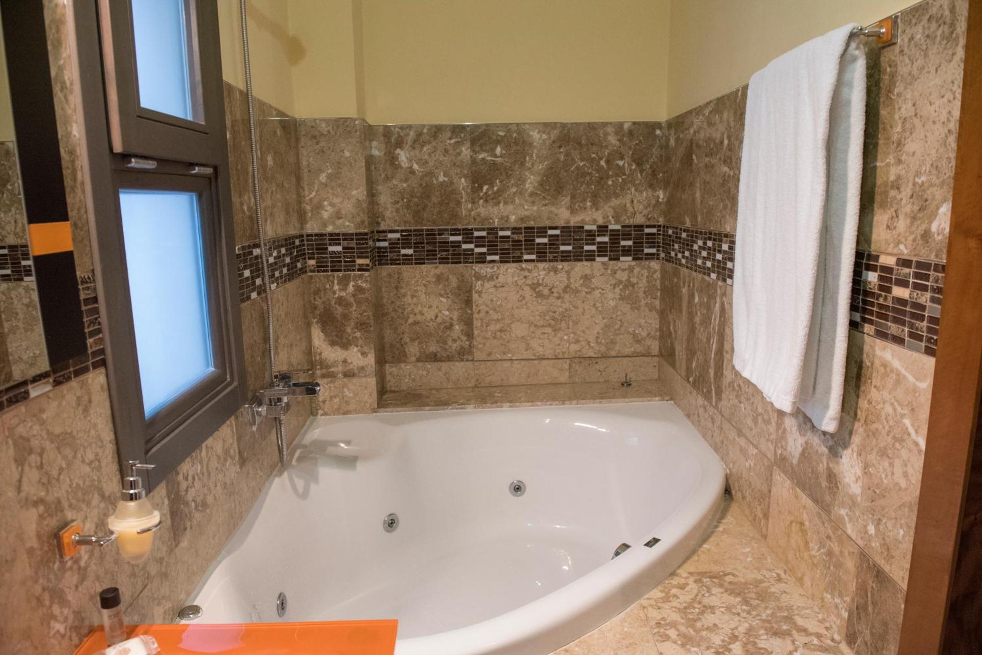 Apartamentos Luxury Puente De Triana Seville Exterior photo